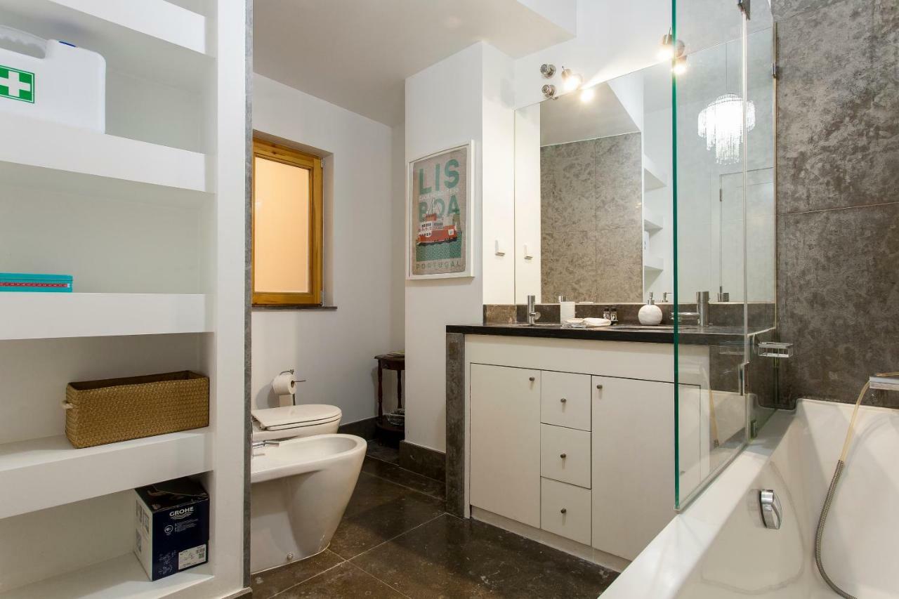 Chiado 4-Bedroom Flat Lisbona Esterno foto