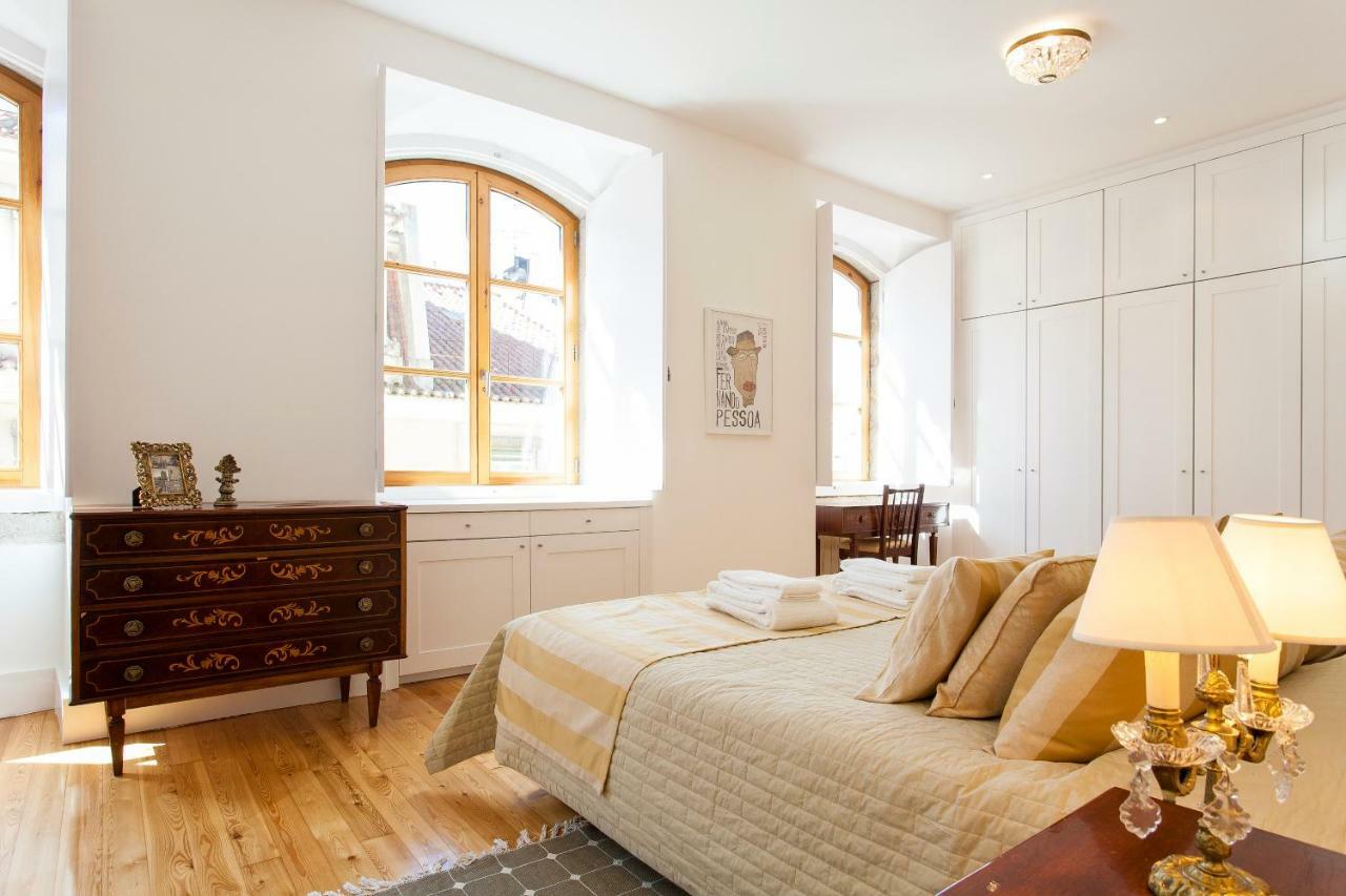 Chiado 4-Bedroom Flat Lisbona Esterno foto