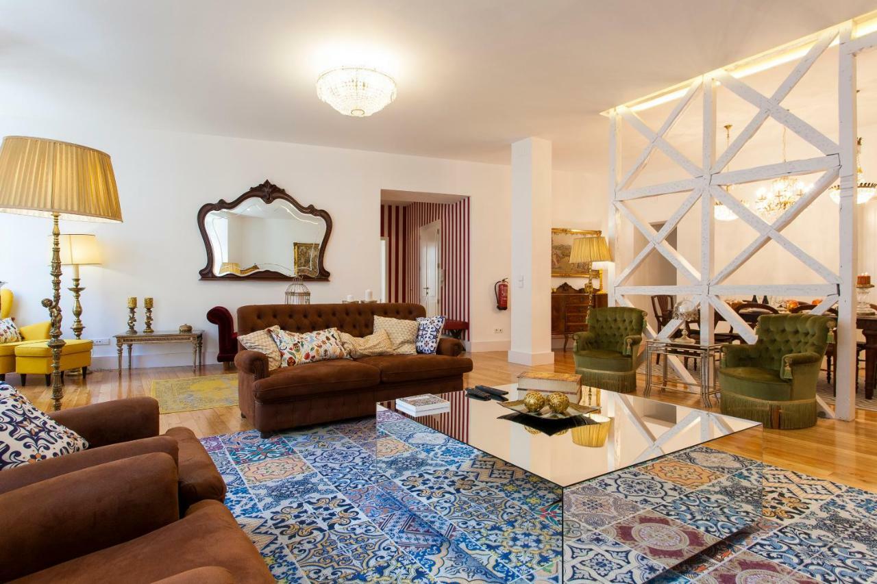 Chiado 4-Bedroom Flat Lisbona Esterno foto