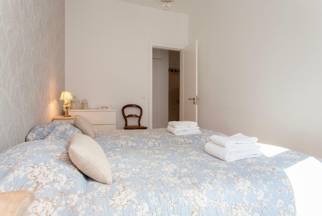 Chiado 4-Bedroom Flat Lisbona Esterno foto